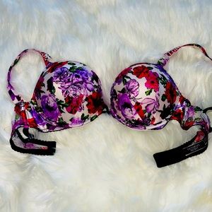 NWT Victoria’s Secret Red VERY SEXY
Shine Strap Push-Up Bra 36B floral